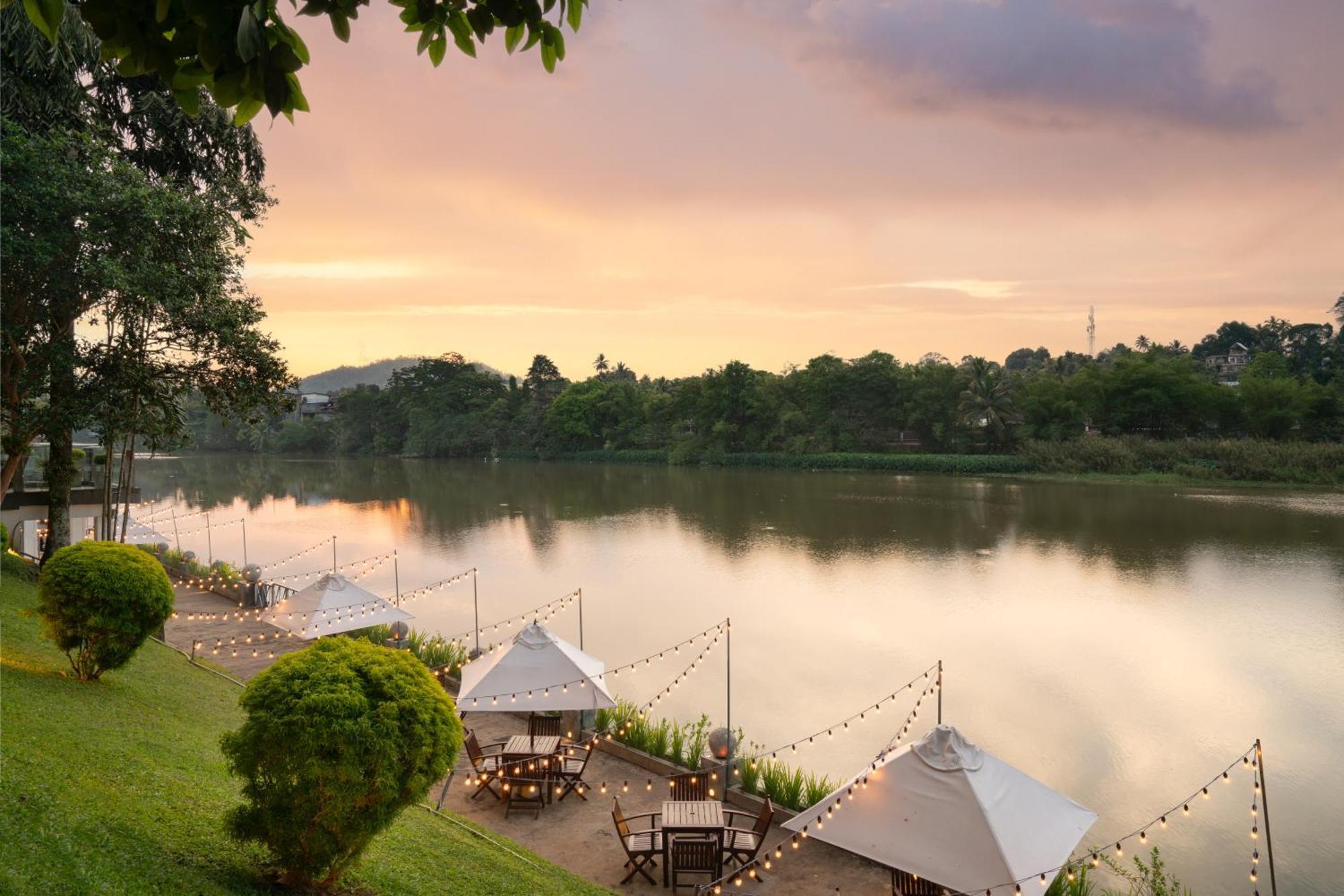 Mahaweli Reach Hotel Kandy Eksteriør billede